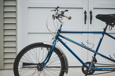蓝色的刚性的自行车
